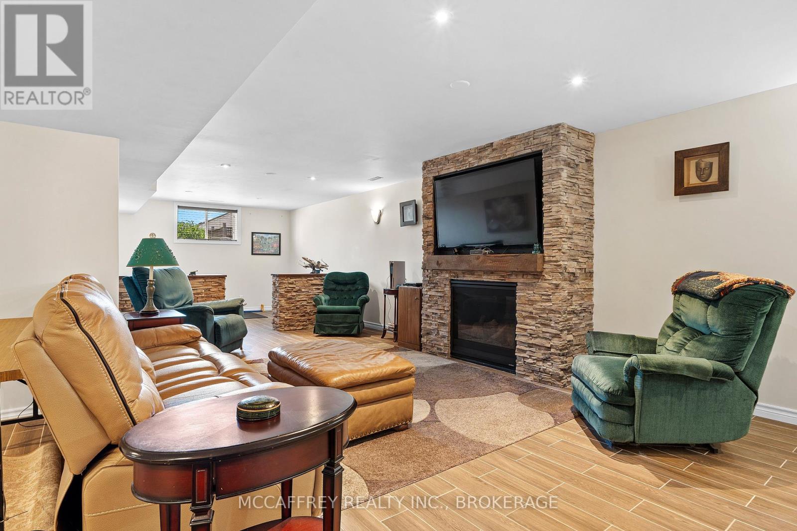 Photo 5 of 27 Ashwood Crescent, Greater Napanee ON