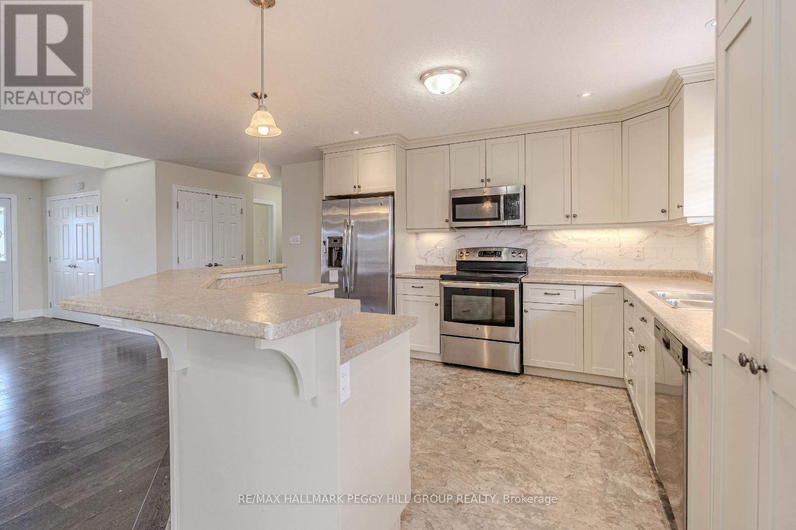 Photo 4 of 10 Grew Crescent, Penetanguishene ON