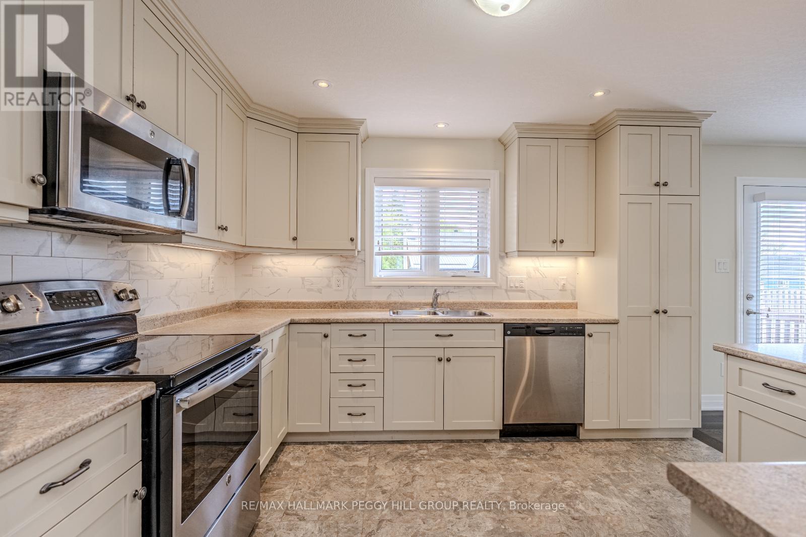 Photo 5 of 10 Grew Crescent, Penetanguishene ON