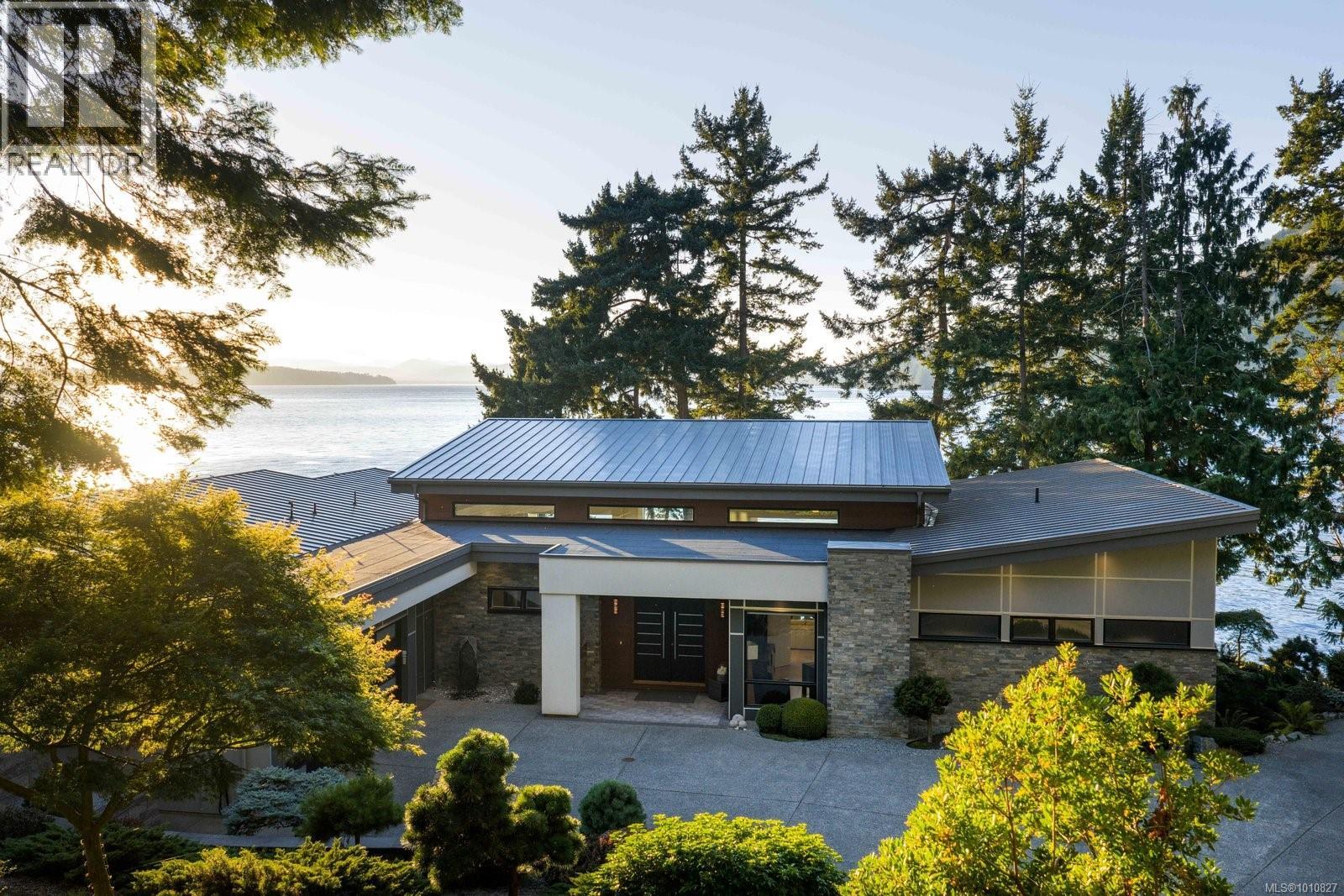 568 Lands End Rd, North Saanich