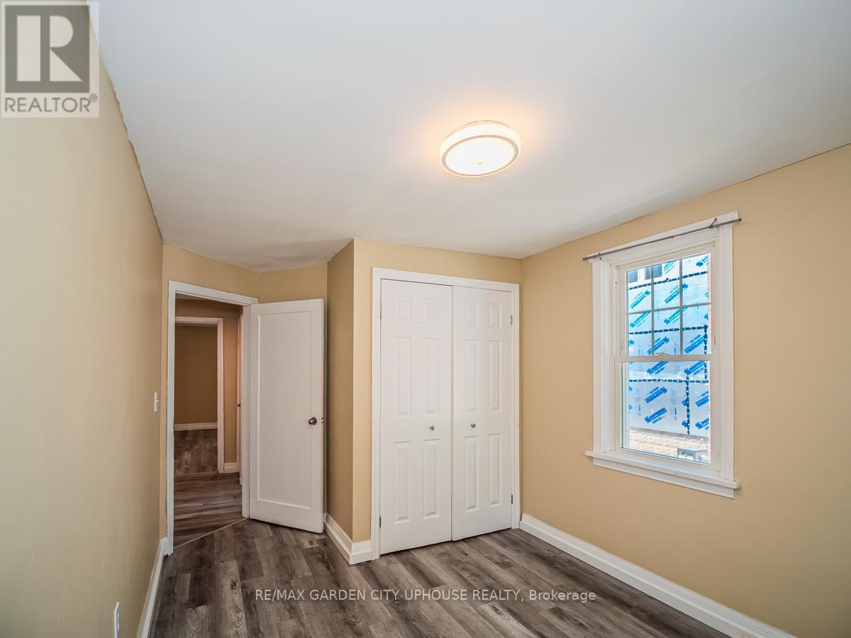 Photo 3 of 22 Lyons Avenue, Welland ON