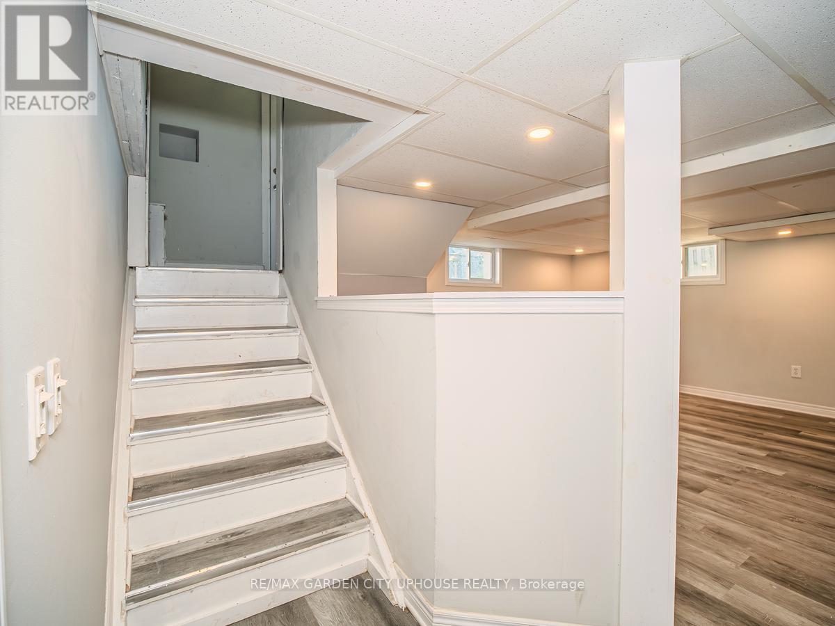 Photo 21 of 22 Lyons Avenue, Welland ON