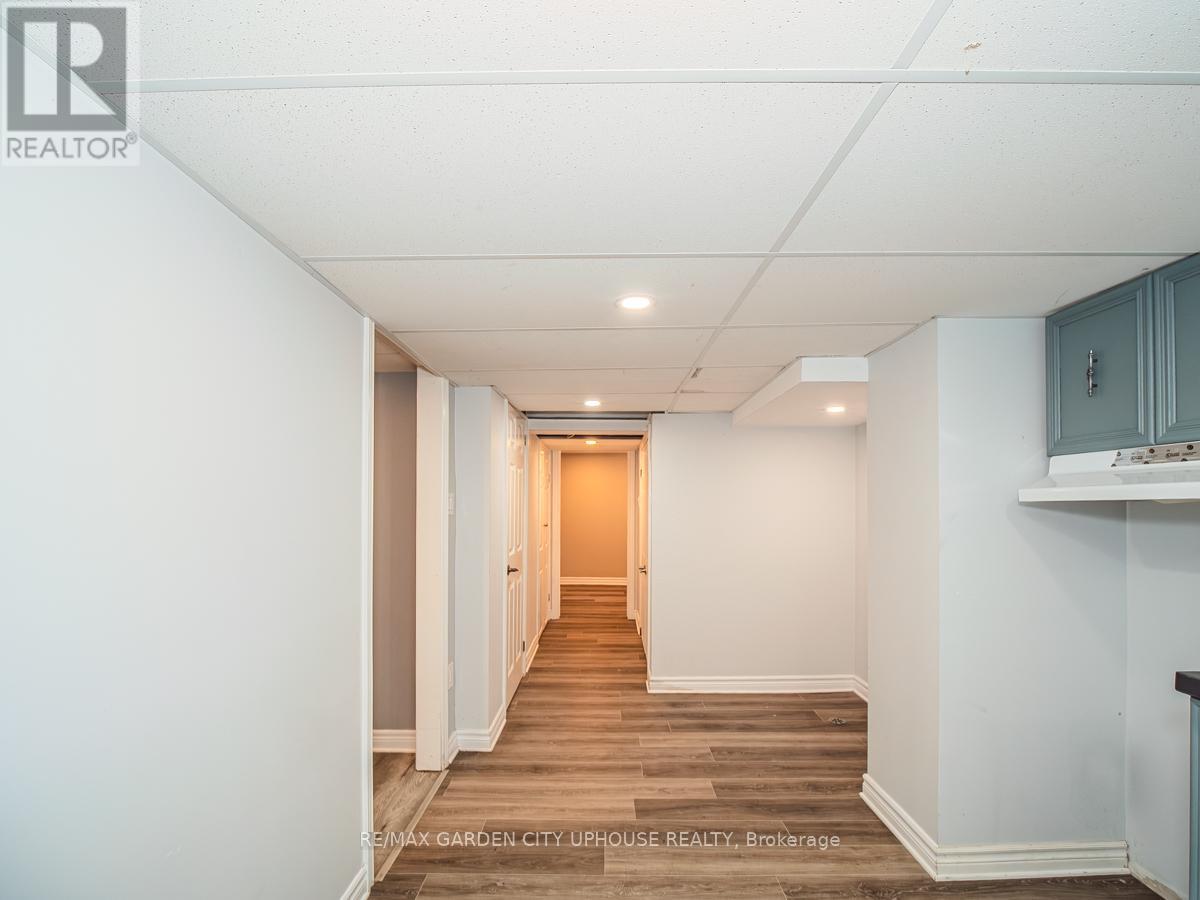 Photo 6 of 22 Lyons Avenue, Welland ON