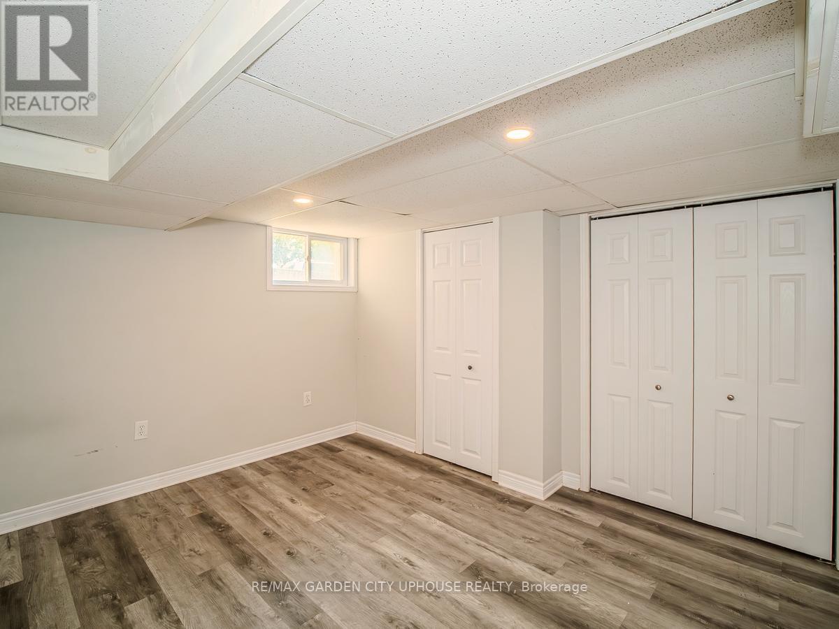 Photo 5 of 22 Lyons Avenue, Welland ON