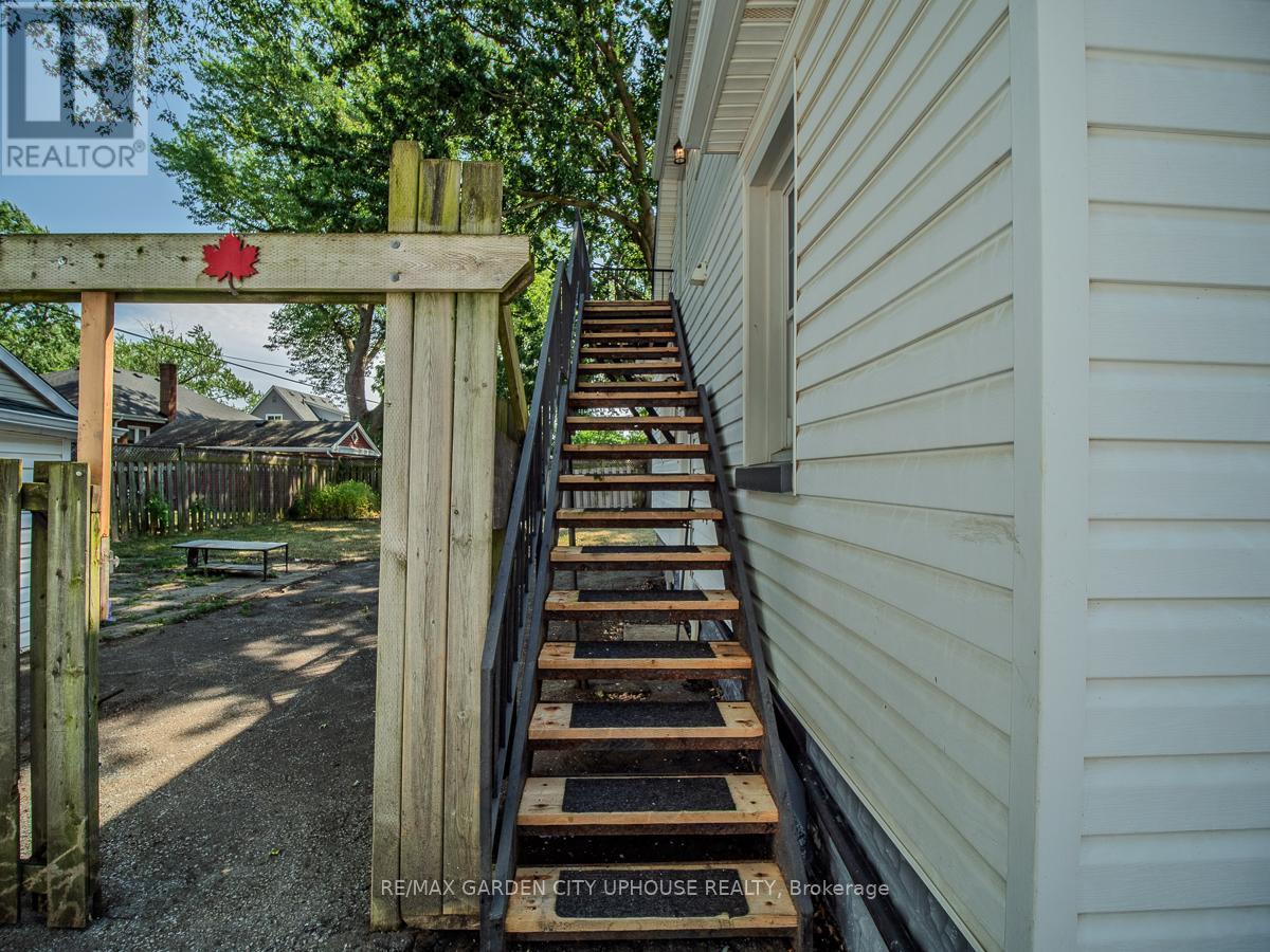 Photo 13 of 22 Lyons Avenue, Welland ON