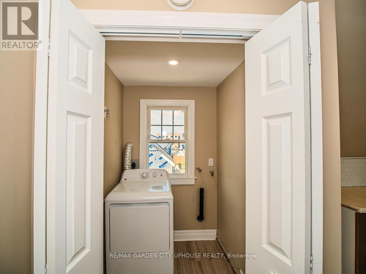 Photo 12 of 22 Lyons Avenue, Welland ON