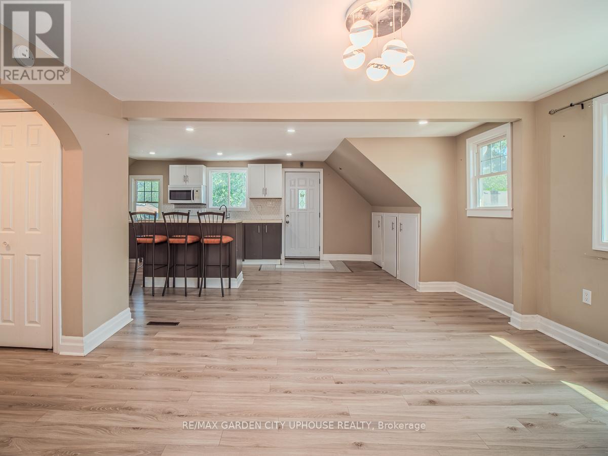 Photo 26 of 22 Lyons Avenue, Welland ON