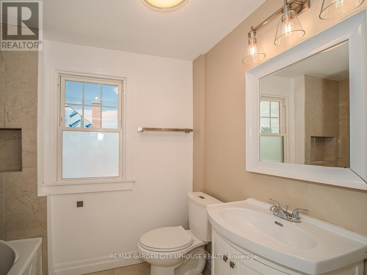 Photo 20 of 22 Lyons Avenue, Welland ON