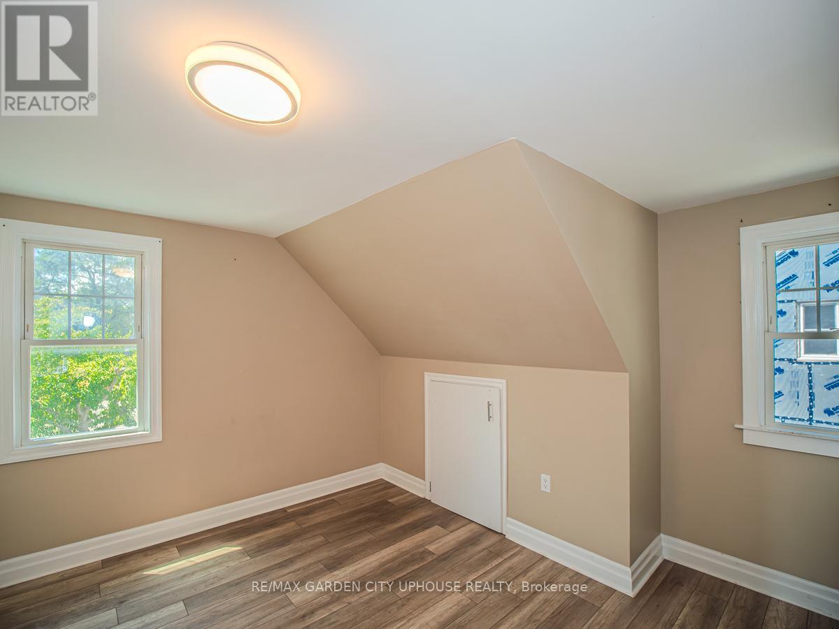 Photo 18 of 22 Lyons Avenue, Welland ON