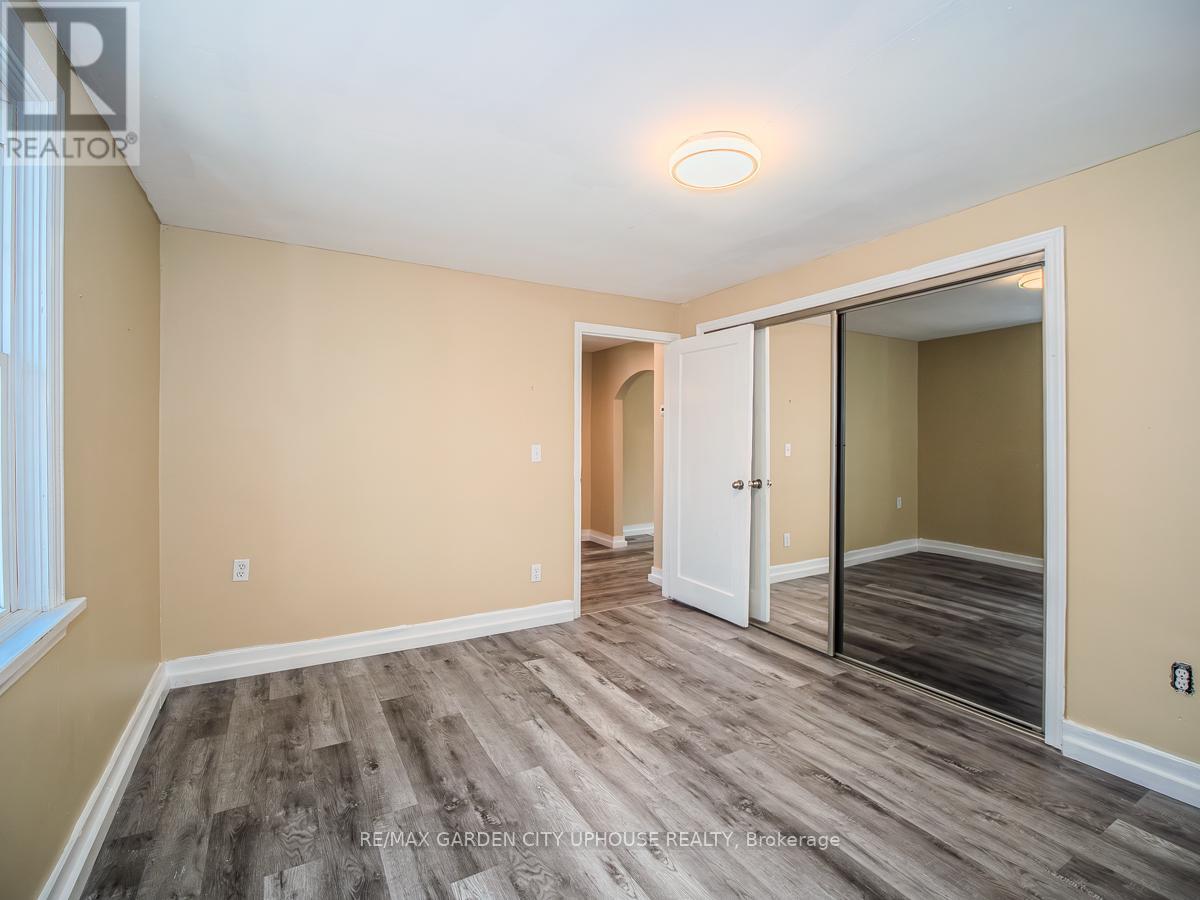 Photo 2 of 22 Lyons Avenue, Welland ON