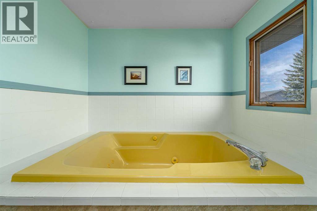 Single Family House for Sale in  Templevale Place NE Temple Calgary 