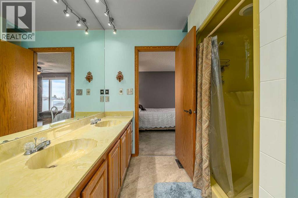 Single Family House for Sale in  Templevale Place NE Temple Calgary 