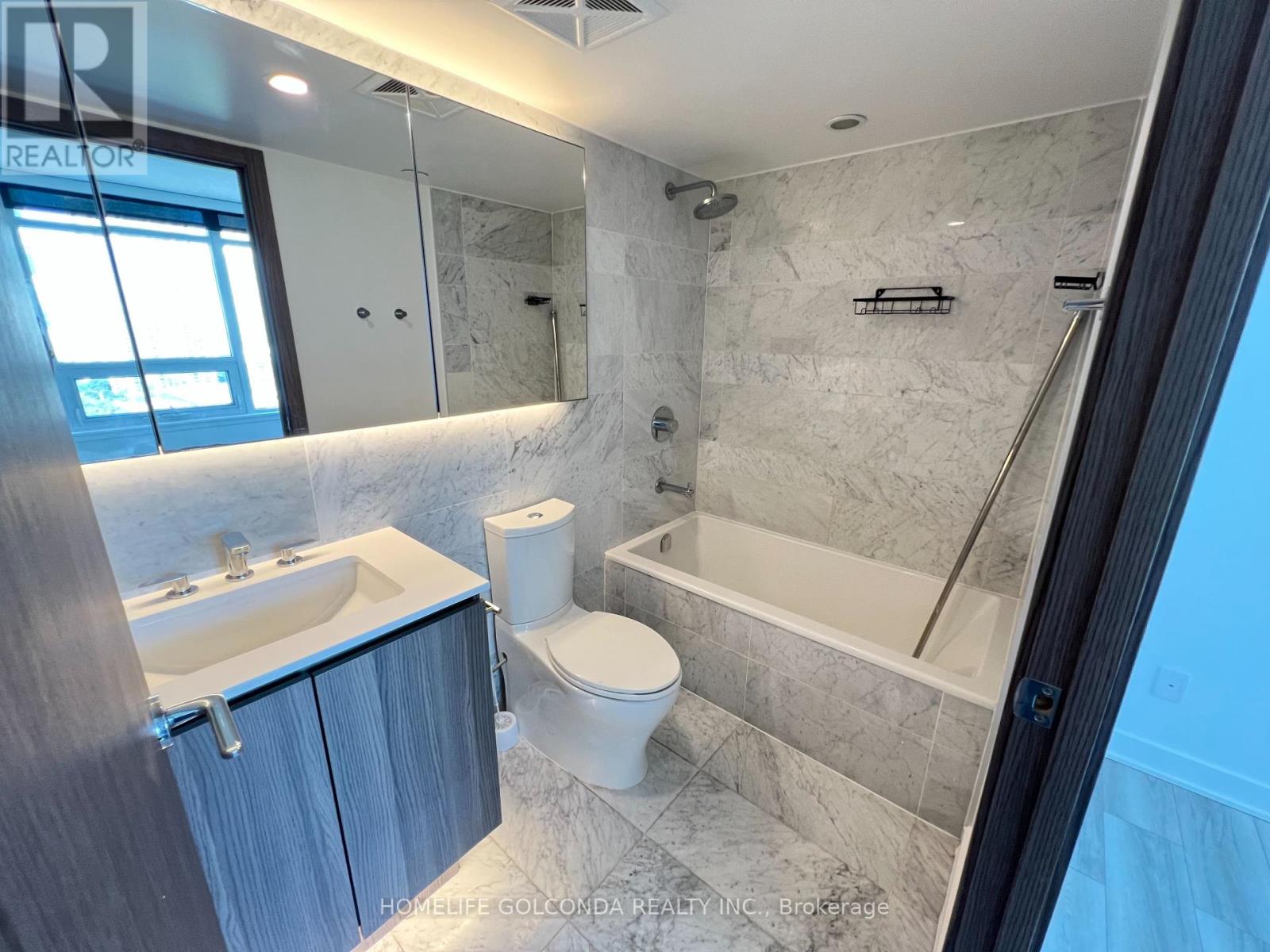Photo 14 of 2515 17 Bathurst Street, Toronto ON