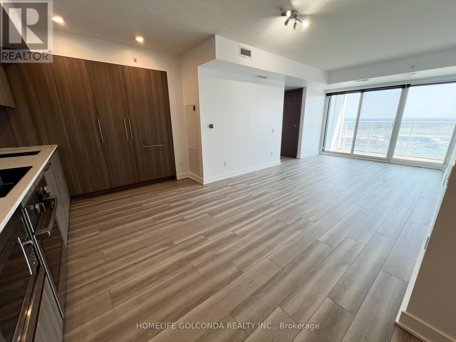 Photo 3 of 2515 17 Bathurst Street, Toronto ON