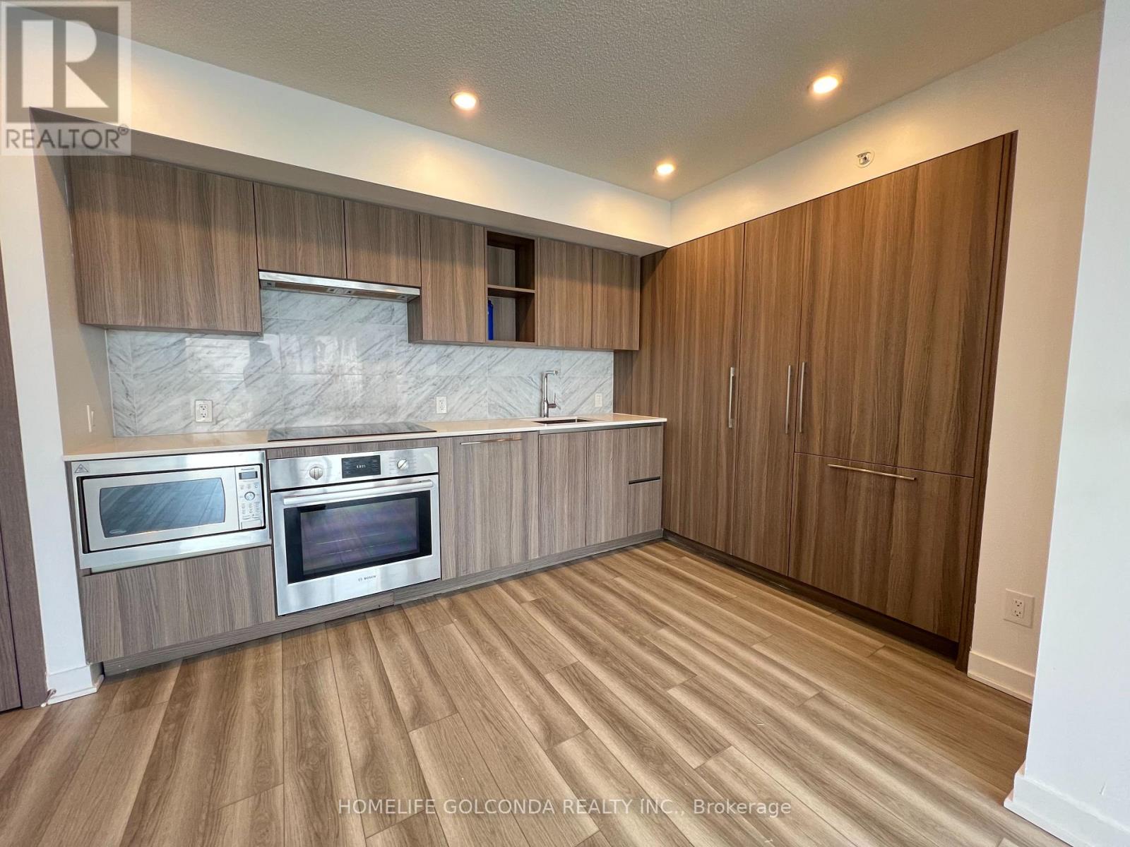 Photo 4 of 2515 17 Bathurst Street, Toronto ON