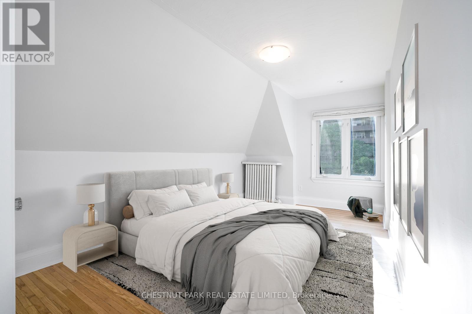 Photo 25 of 40 Admiral Road, Toronto ON