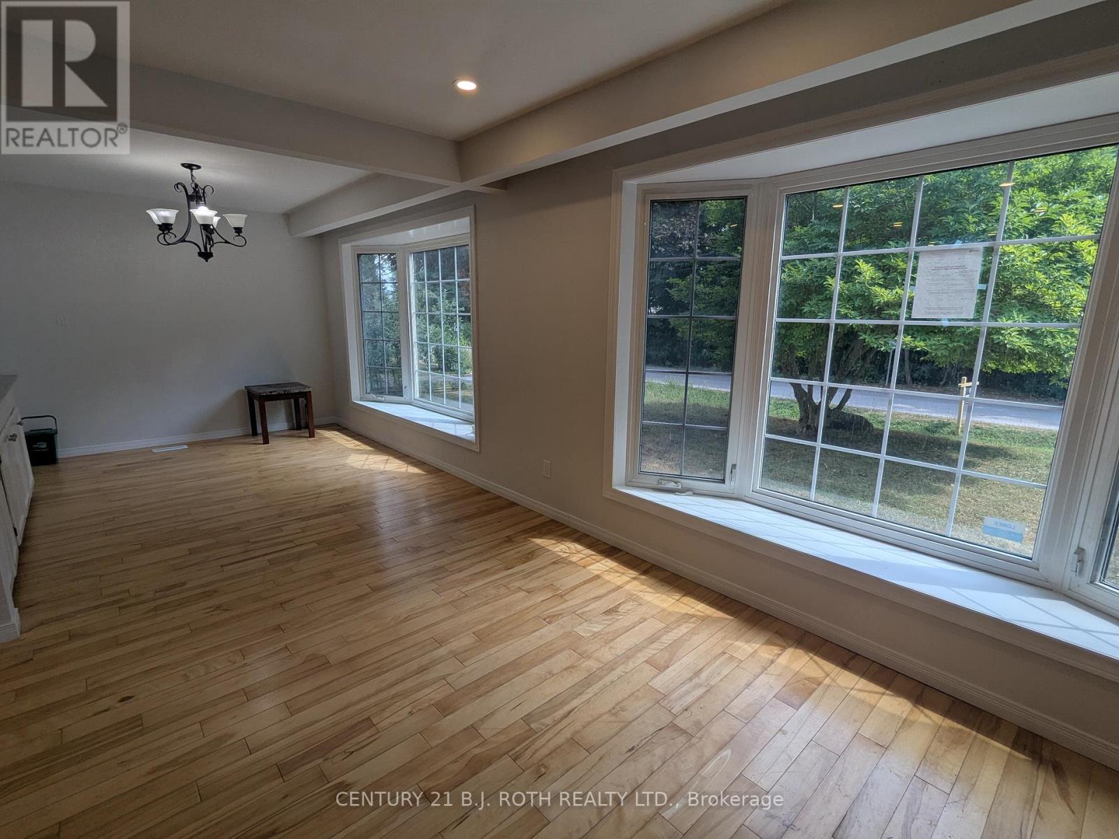 Photo 3 of 756 Hastings Avenue, Innisfil ON