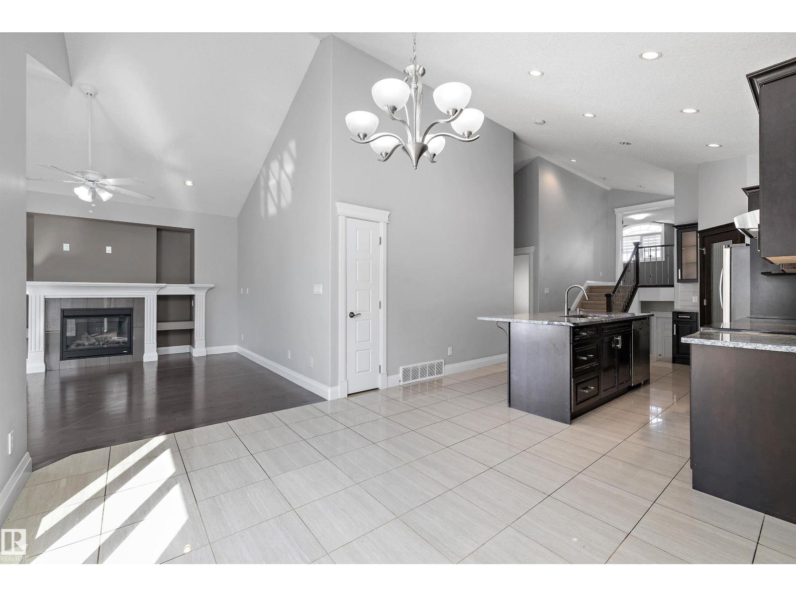 Photo 11 of 550 Albany Wy Nw, Edmonton AB