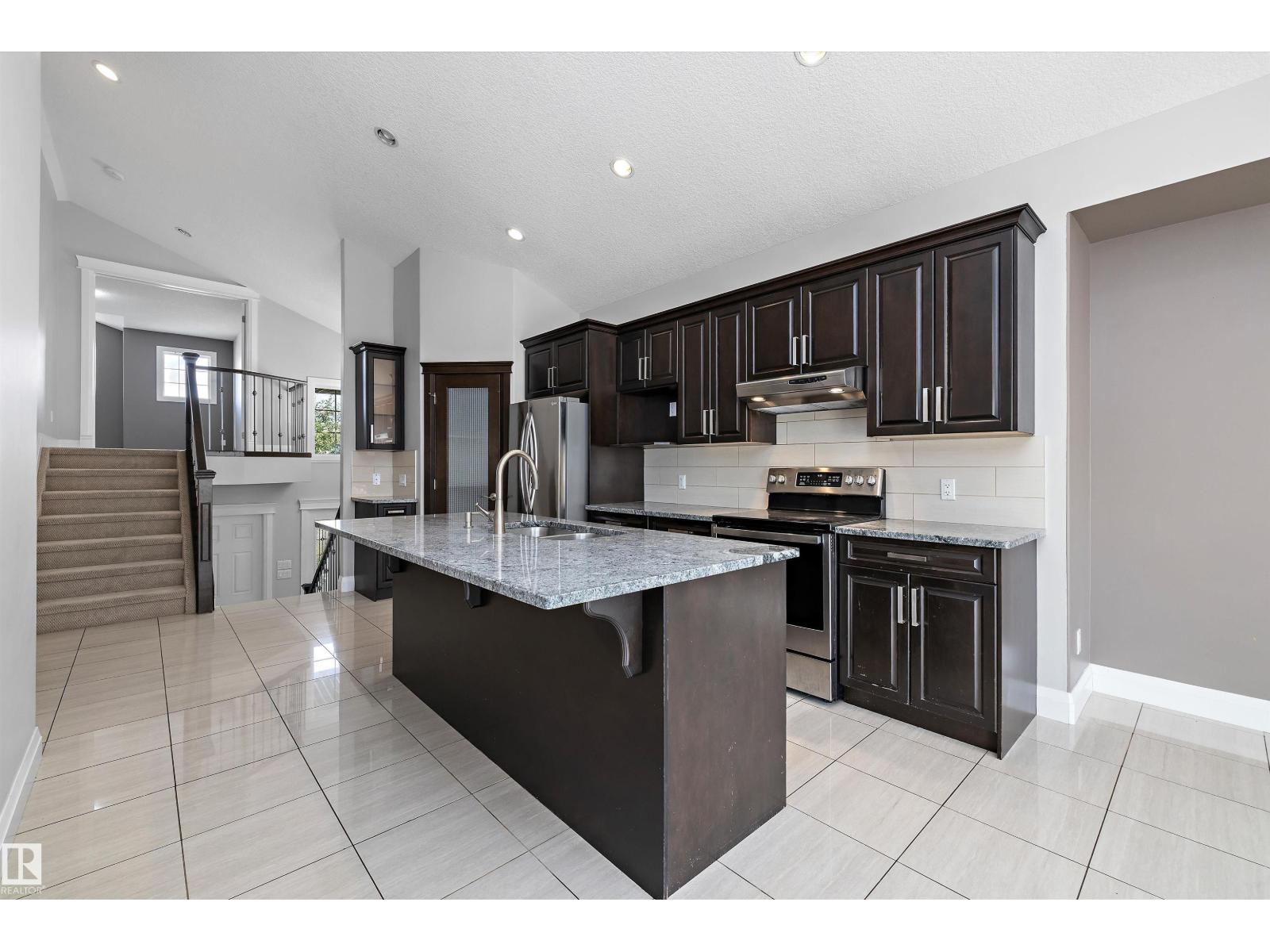 Photo 5 of 550 Albany Wy Nw, Edmonton AB