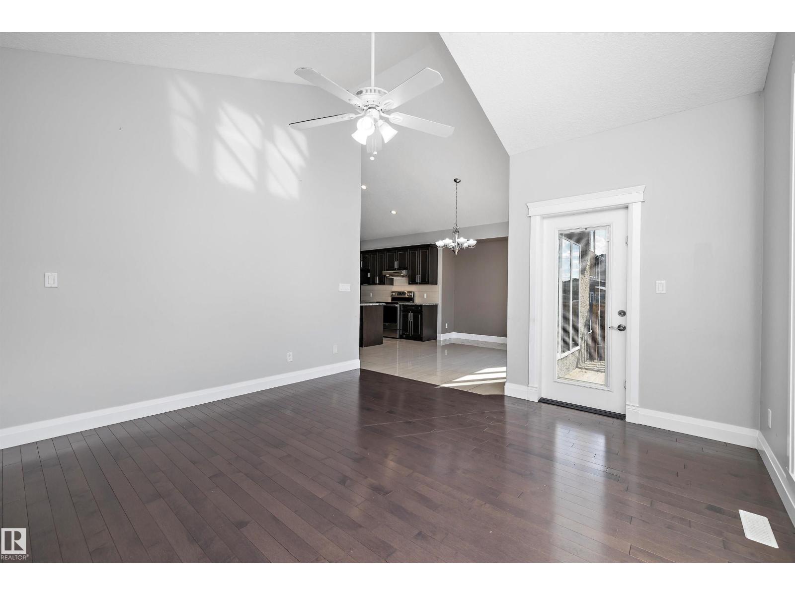 Photo 13 of 550 Albany Wy Nw, Edmonton AB