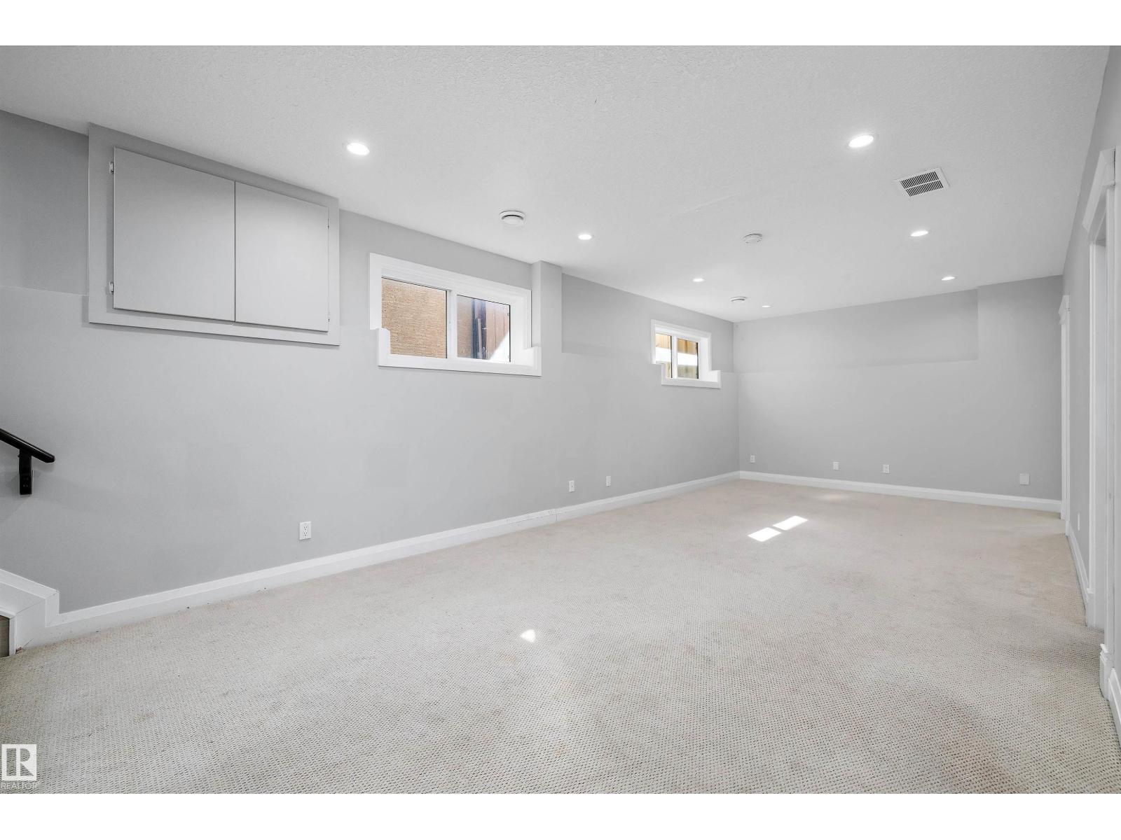 Photo 32 of 550 Albany Wy Nw, Edmonton AB