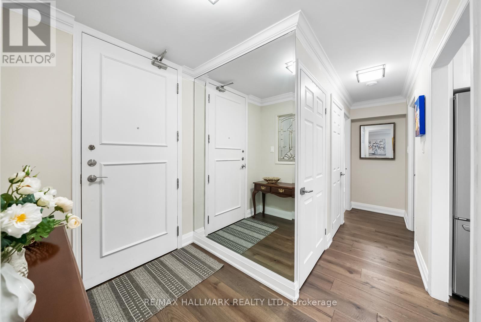 Photo 11 of 104 2210 Lakeshore Road, Burlington ON