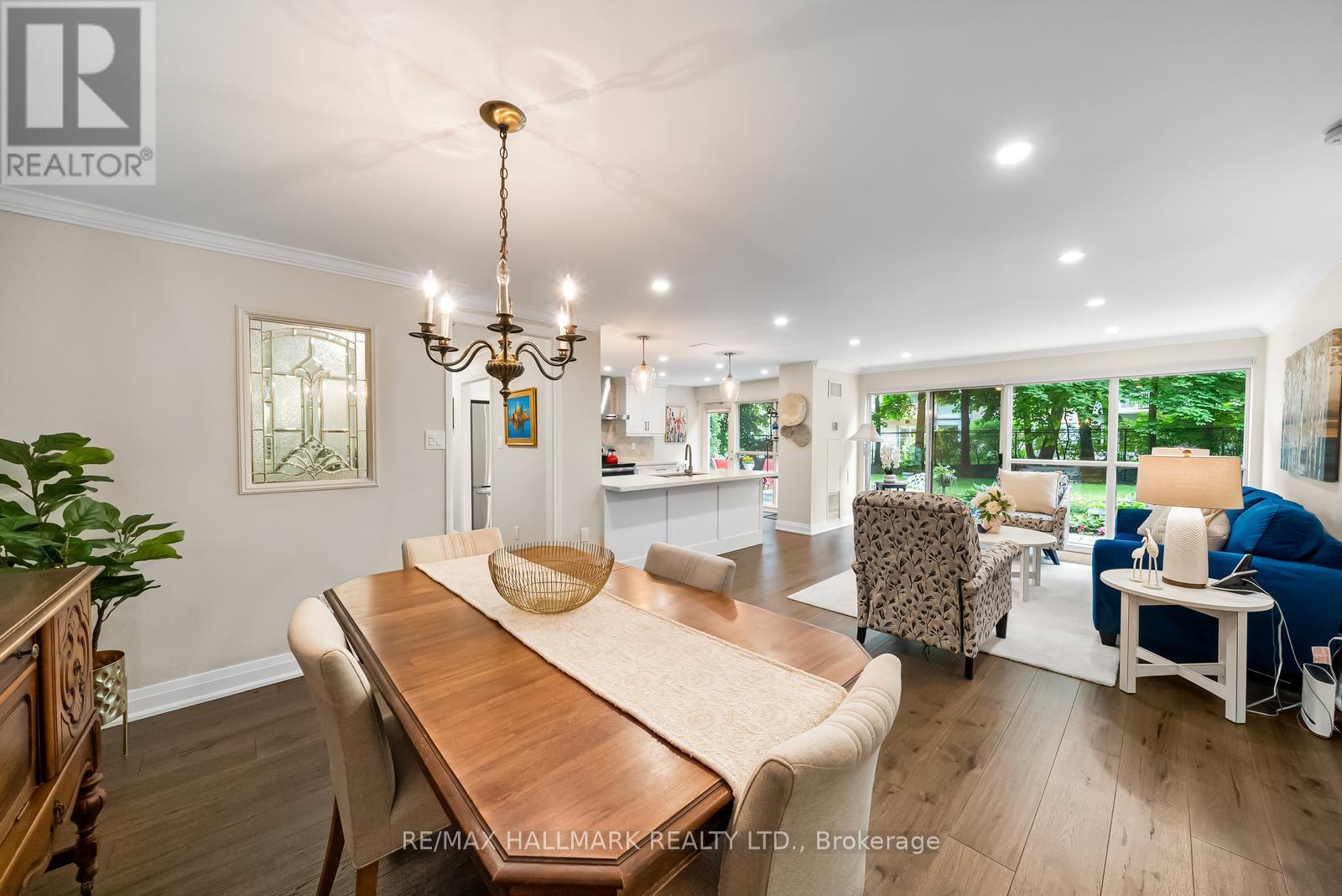 Photo 14 of 104 2210 Lakeshore Road, Burlington ON