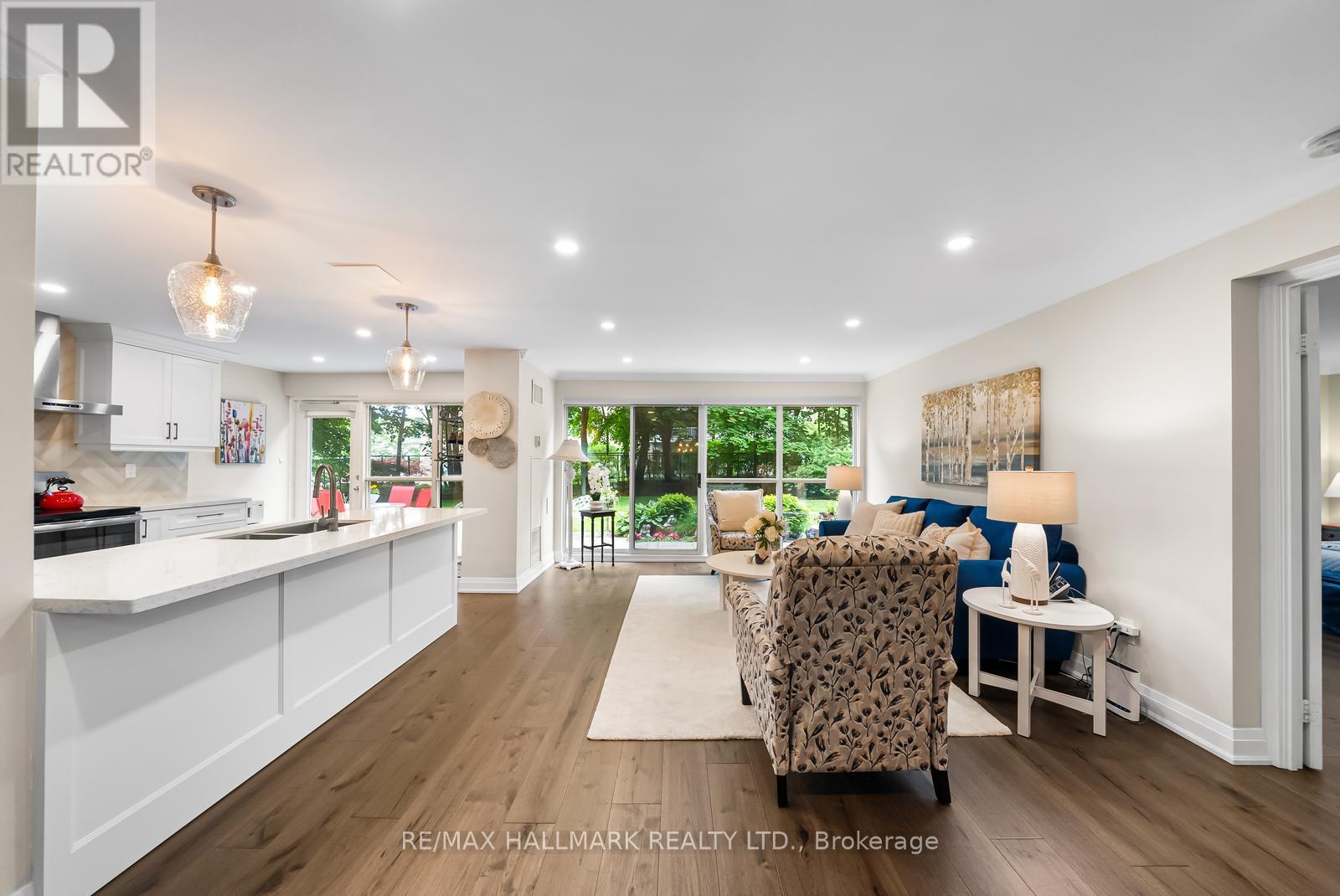 Photo 16 of 104 2210 Lakeshore Road, Burlington ON