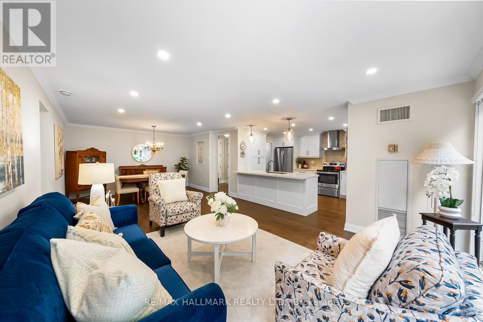 Photo 19 of 104 2210 Lakeshore Road, Burlington ON