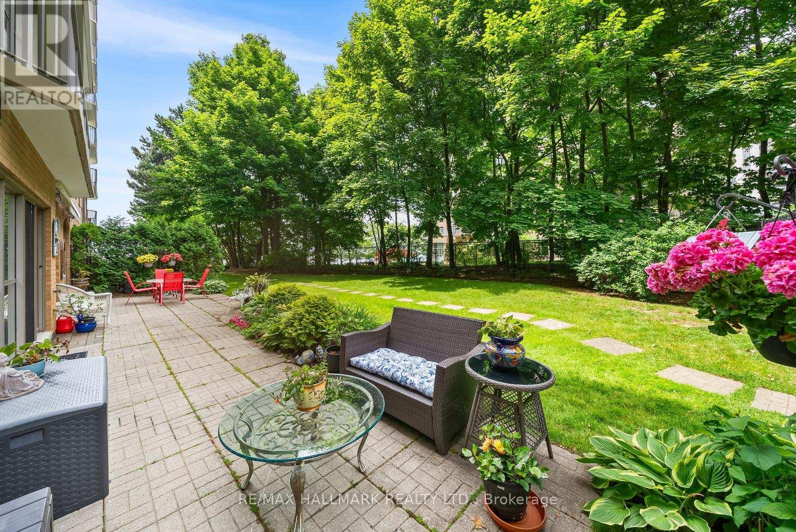 Photo 25 of 104 2210 Lakeshore Road, Burlington ON