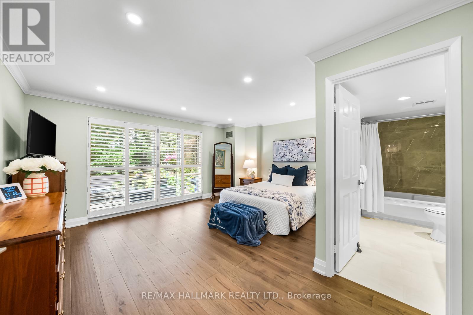 Photo 30 of 104 2210 Lakeshore Road, Burlington ON