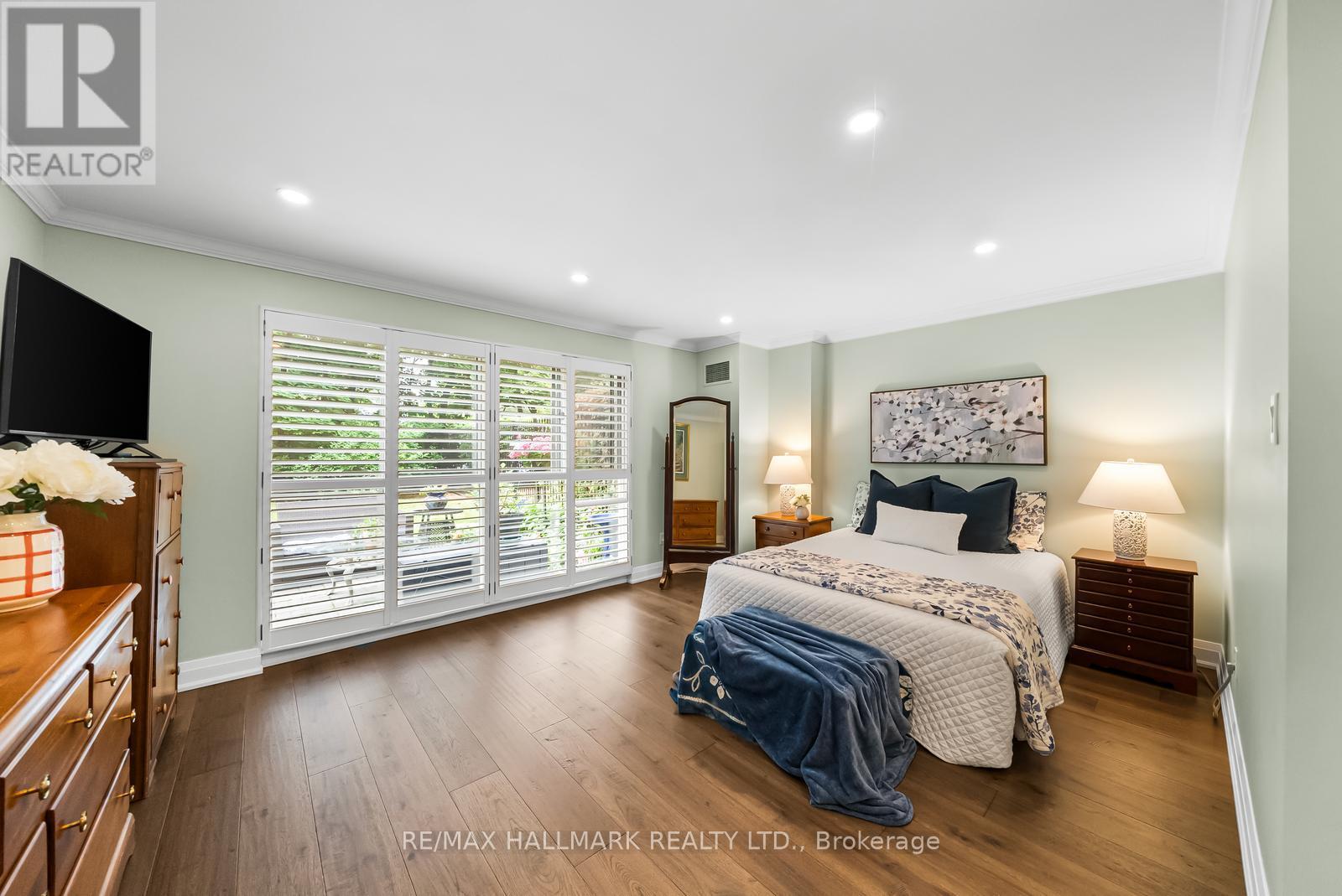 Photo 31 of 104 2210 Lakeshore Road, Burlington ON