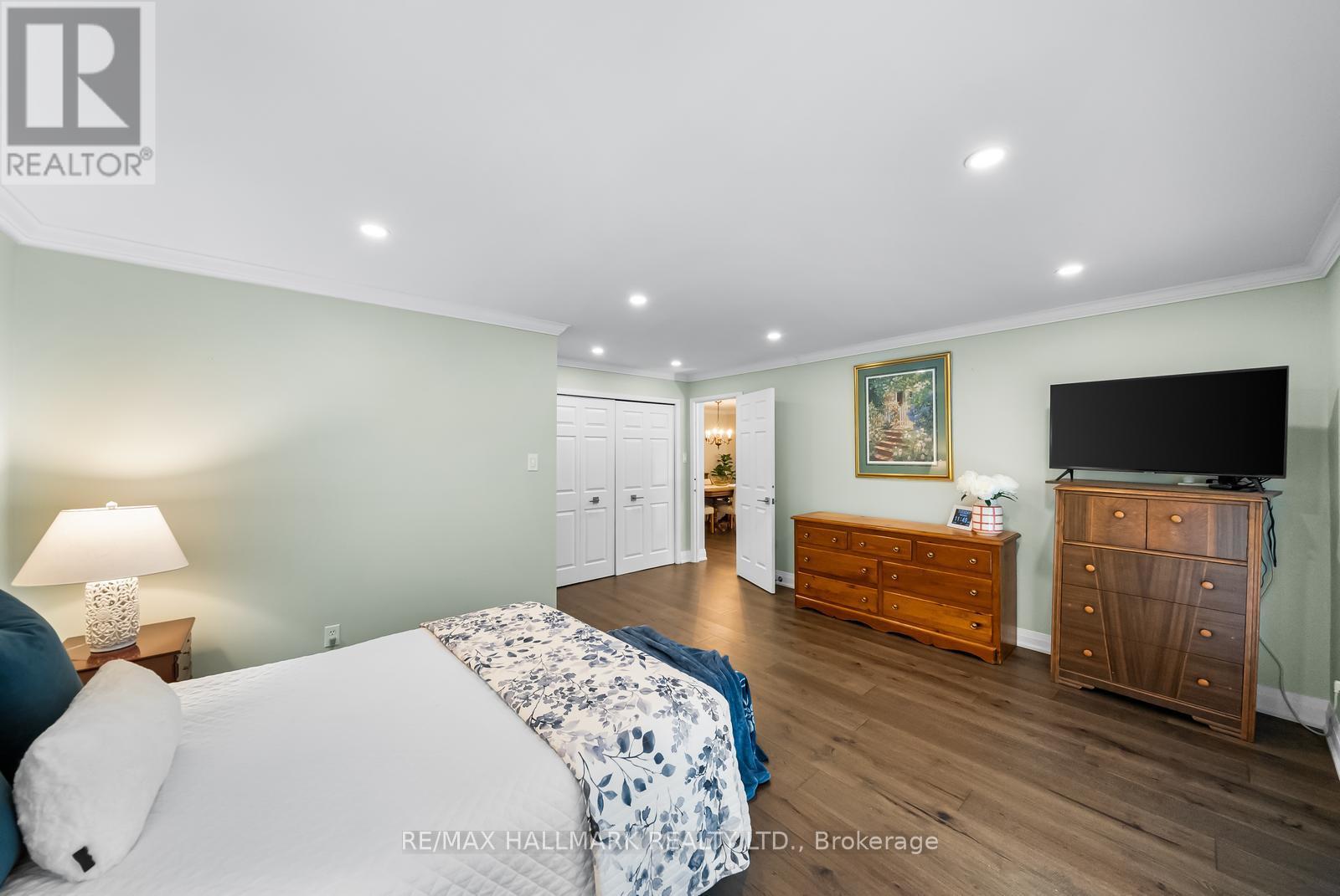 Photo 33 of 104 2210 Lakeshore Road, Burlington ON