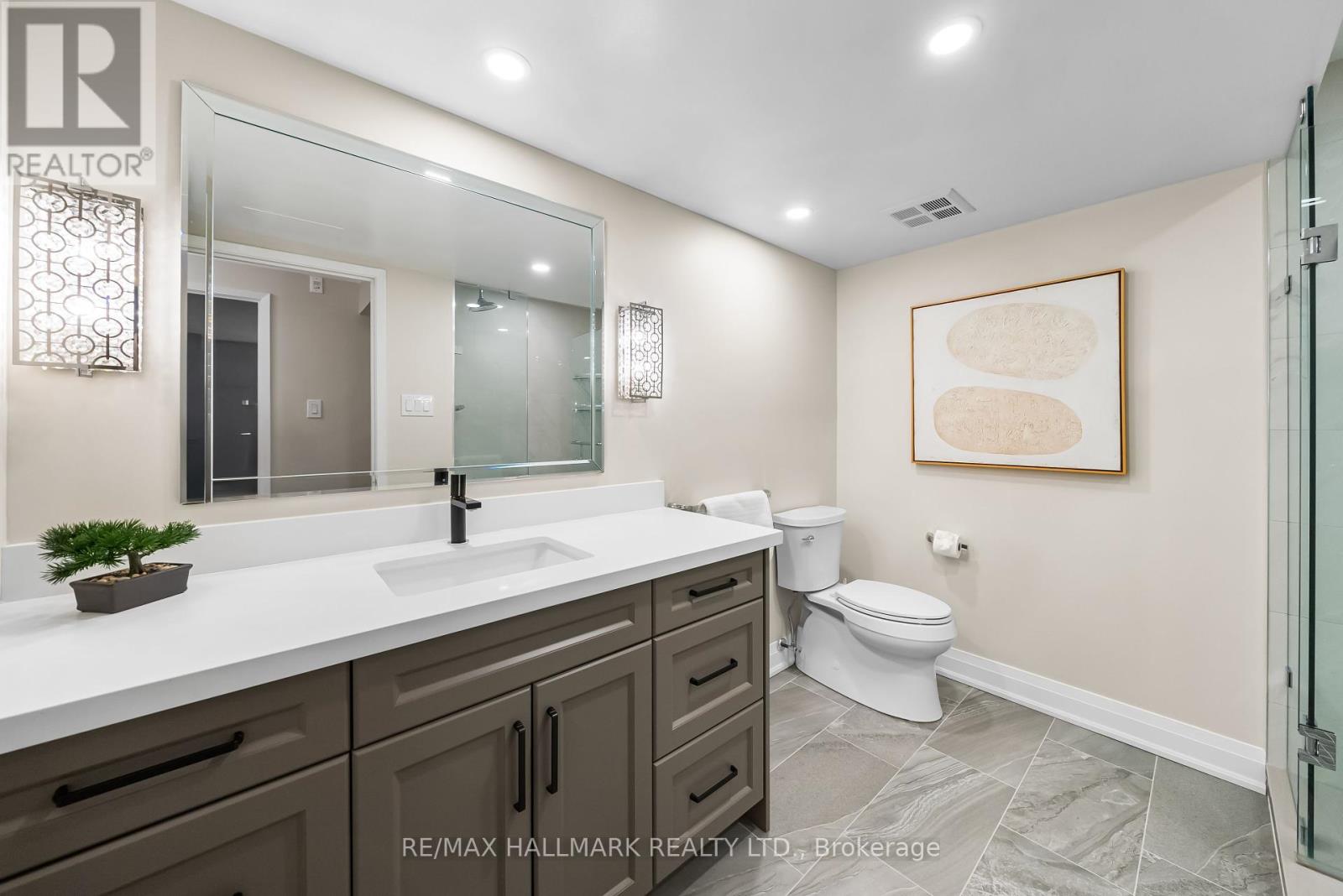 Photo 37 of 104 2210 Lakeshore Road, Burlington ON