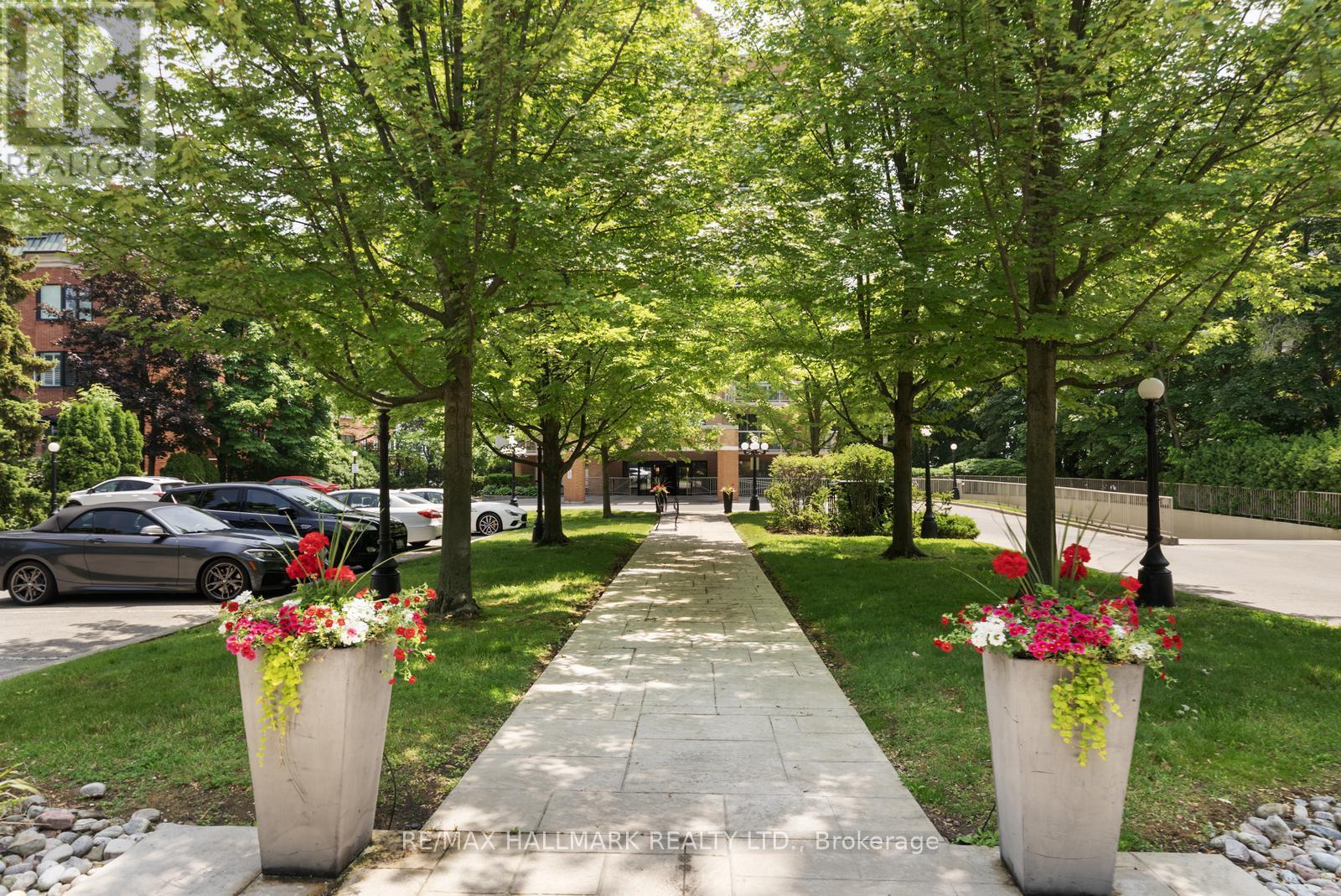 Photo 6 of 104 2210 Lakeshore Road, Burlington ON