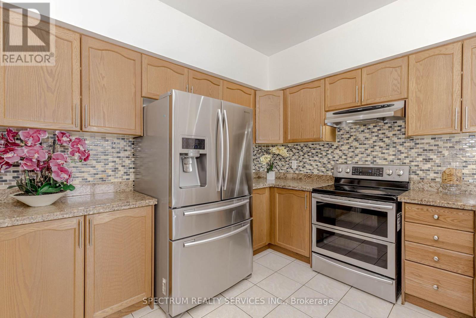 Photo 18 of 22 Ungava Bay Road, Brampton ON