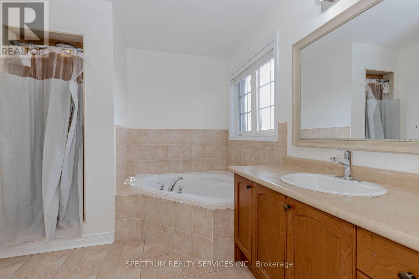 Photo 27 of 22 Ungava Bay Road, Brampton ON