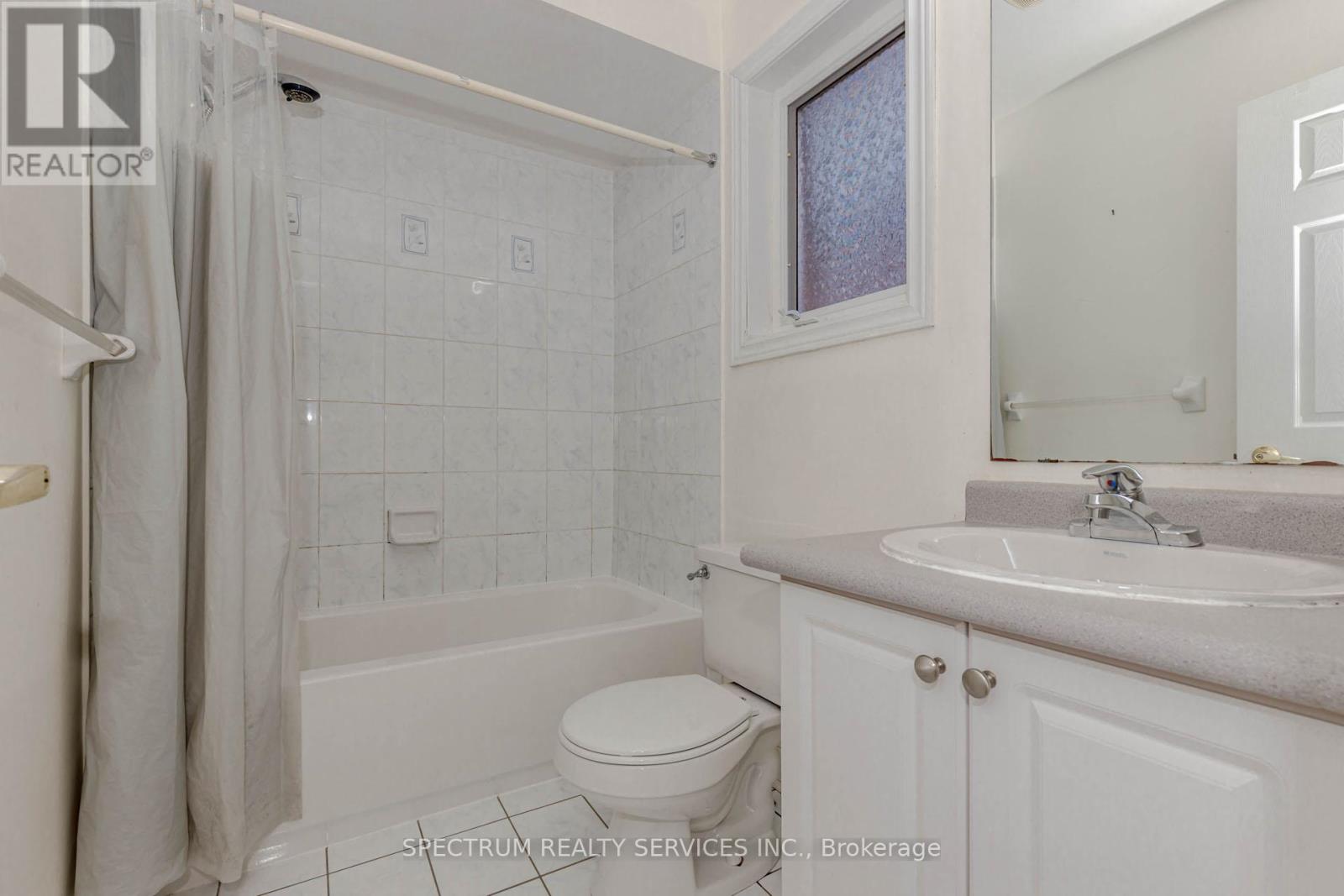 Photo 34 of 22 Ungava Bay Road, Brampton ON