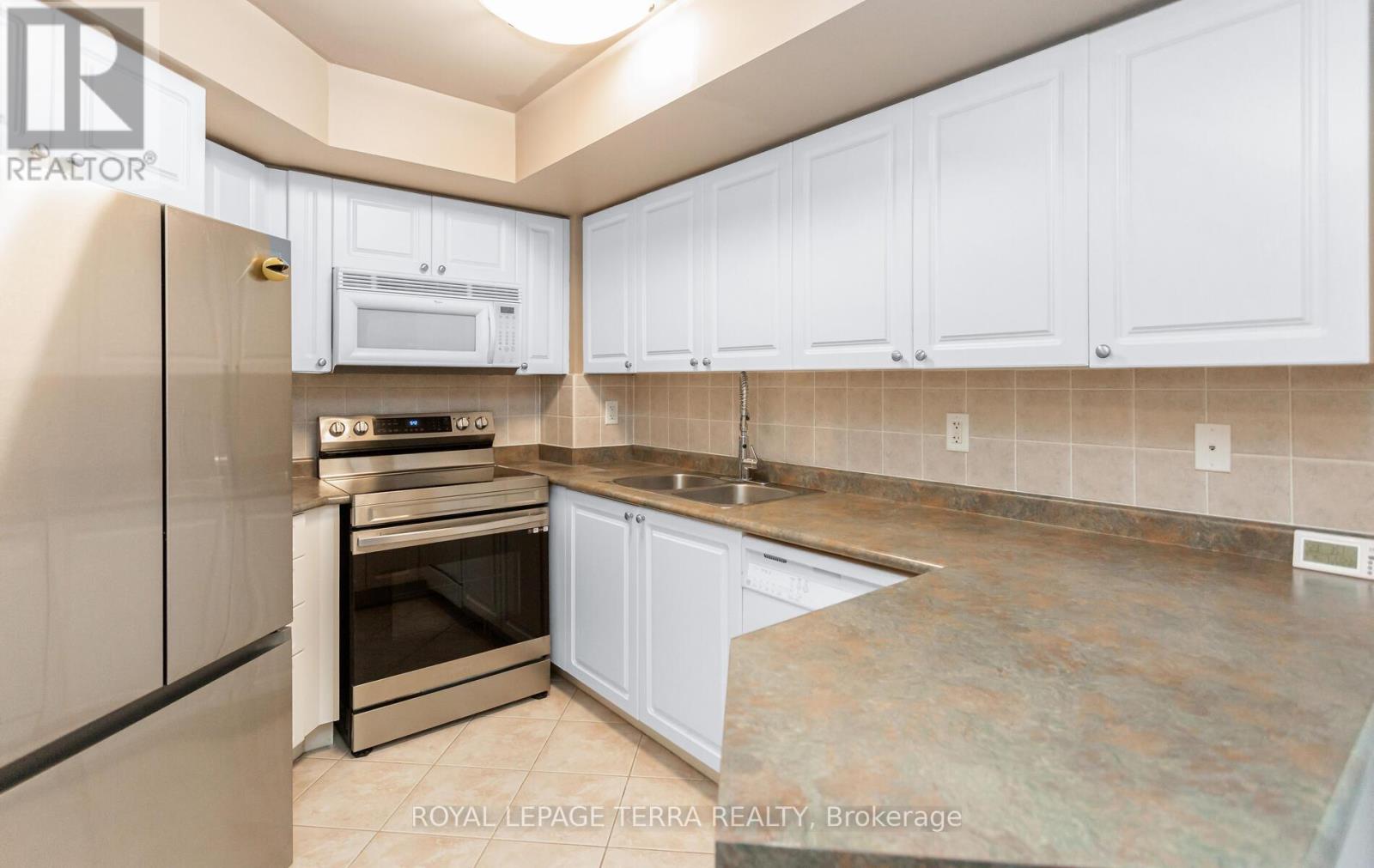 Photo 10 of 430 3888 Duke Of York Boulevard, Mississauga ON
