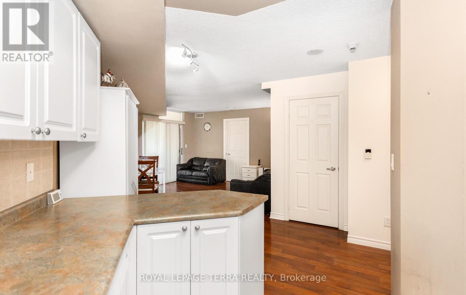 Photo 12 of 430 3888 Duke Of York Boulevard, Mississauga ON
