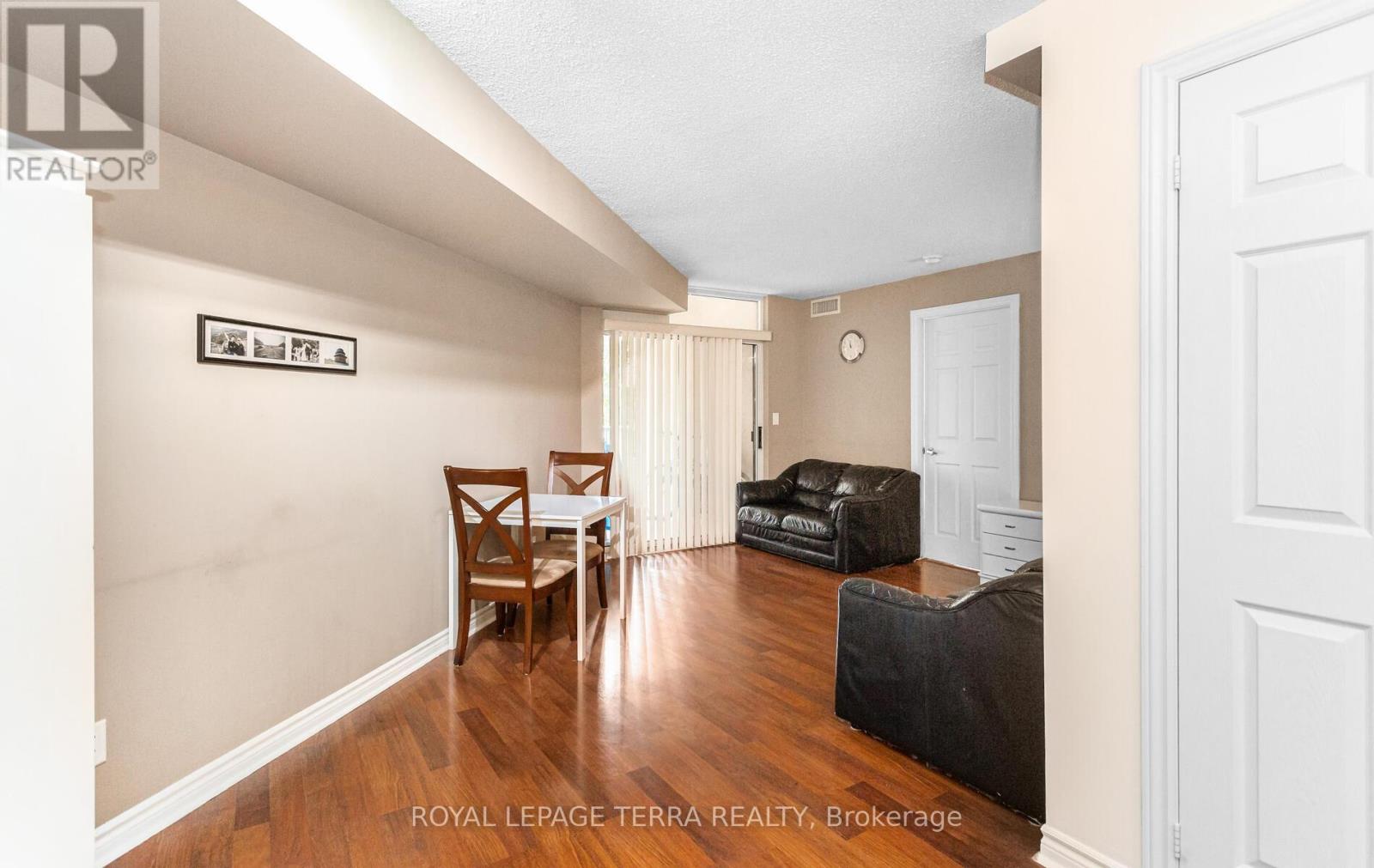 Photo 4 of 430 3888 Duke Of York Boulevard, Mississauga ON