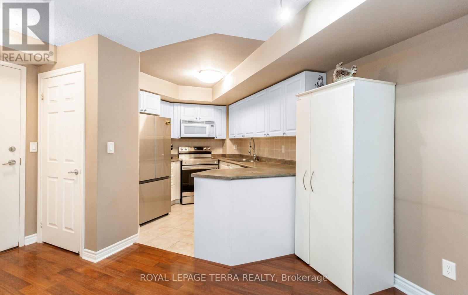 Photo 9 of 430 3888 Duke Of York Boulevard, Mississauga ON