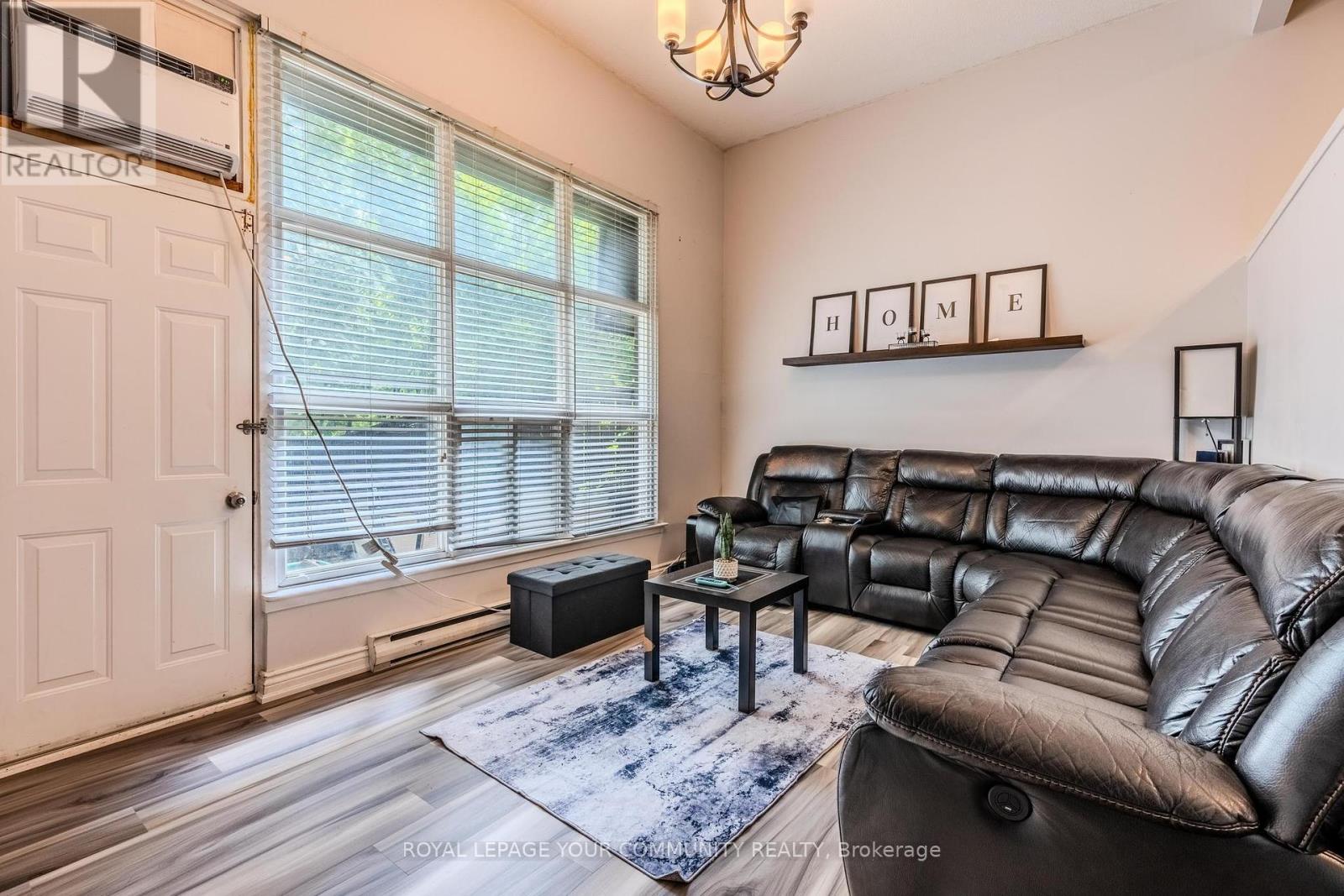 Photo 4 of 34 30 Briar Path, Brampton ON