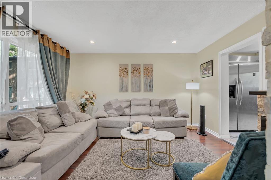 Photo 14 of 18 Riverdale Drive, Hamilton ON