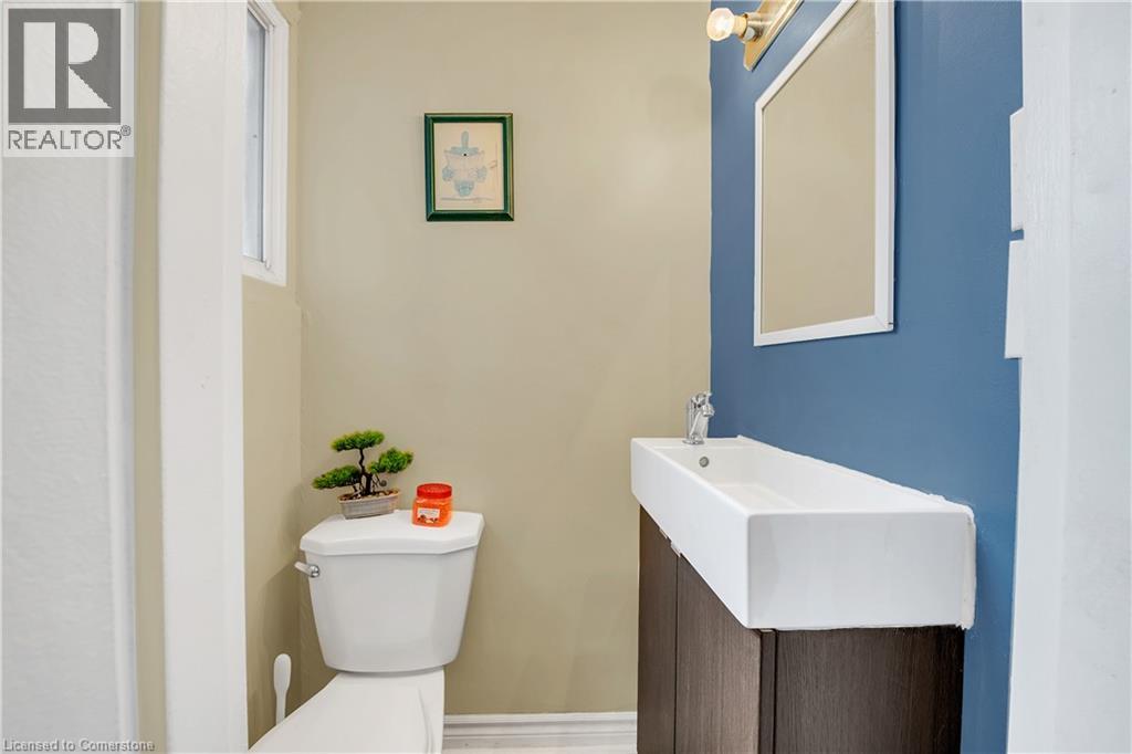 Photo 15 of 18 Riverdale Drive, Hamilton ON