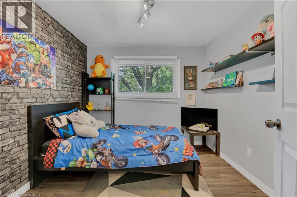 Photo 17 of 18 Riverdale Drive, Hamilton ON