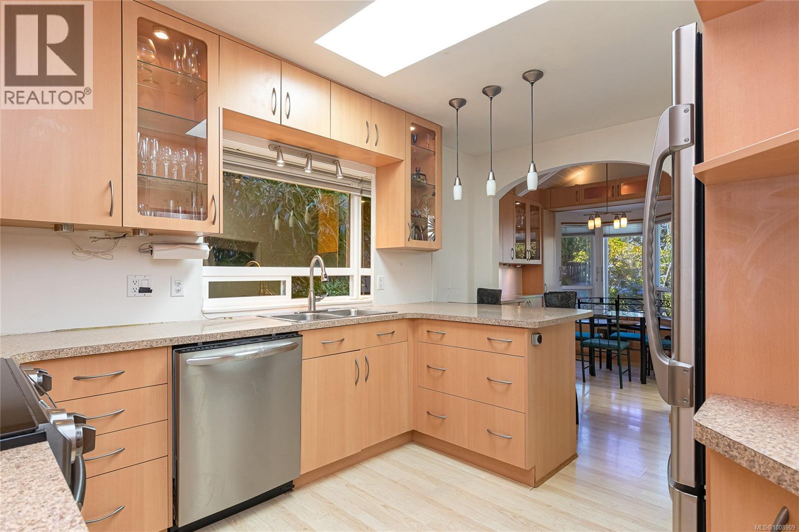 Photo 17 of 157 Robertson St, Victoria BC