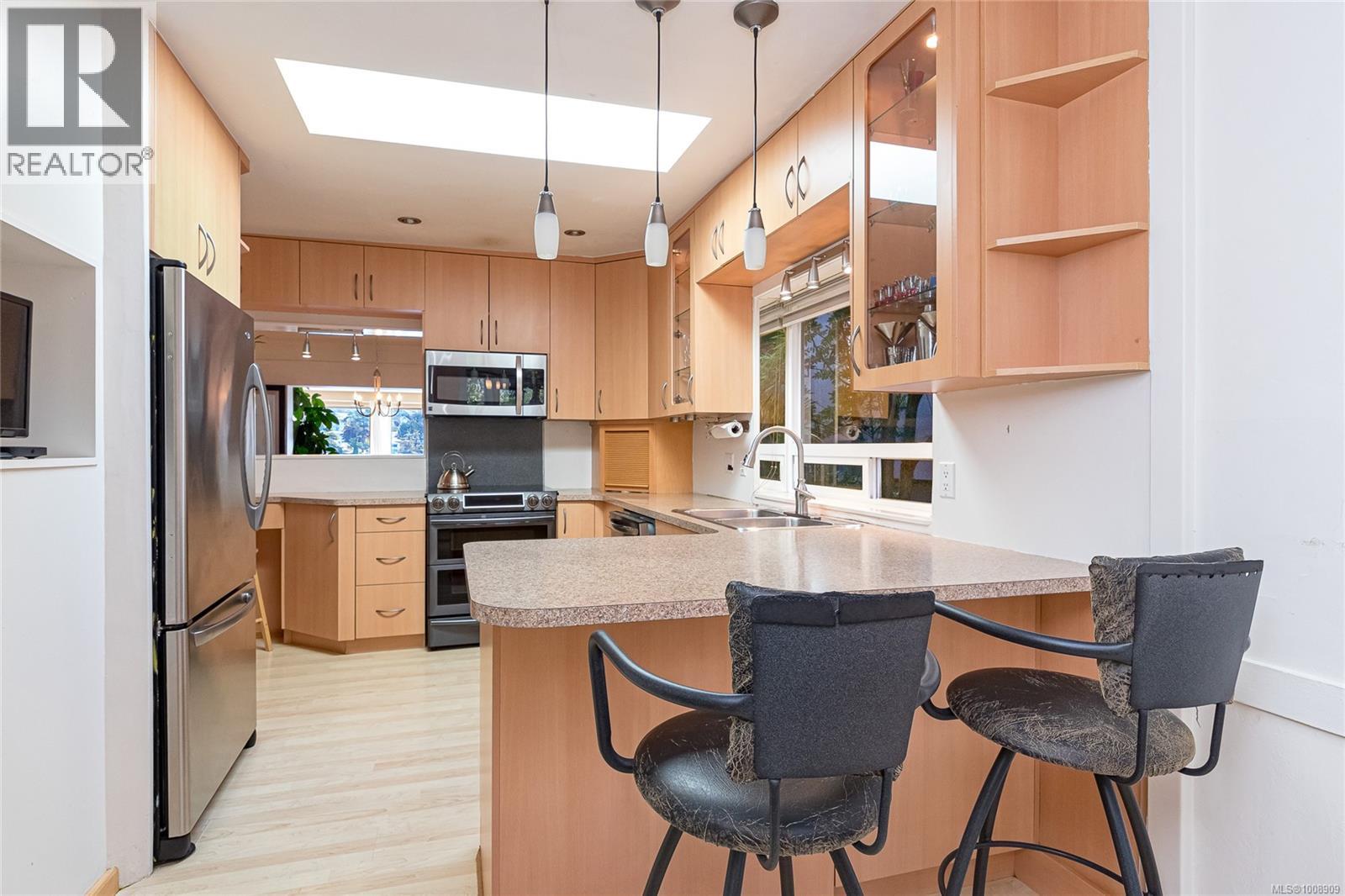 Photo 14 of 157 Robertson St, Victoria BC