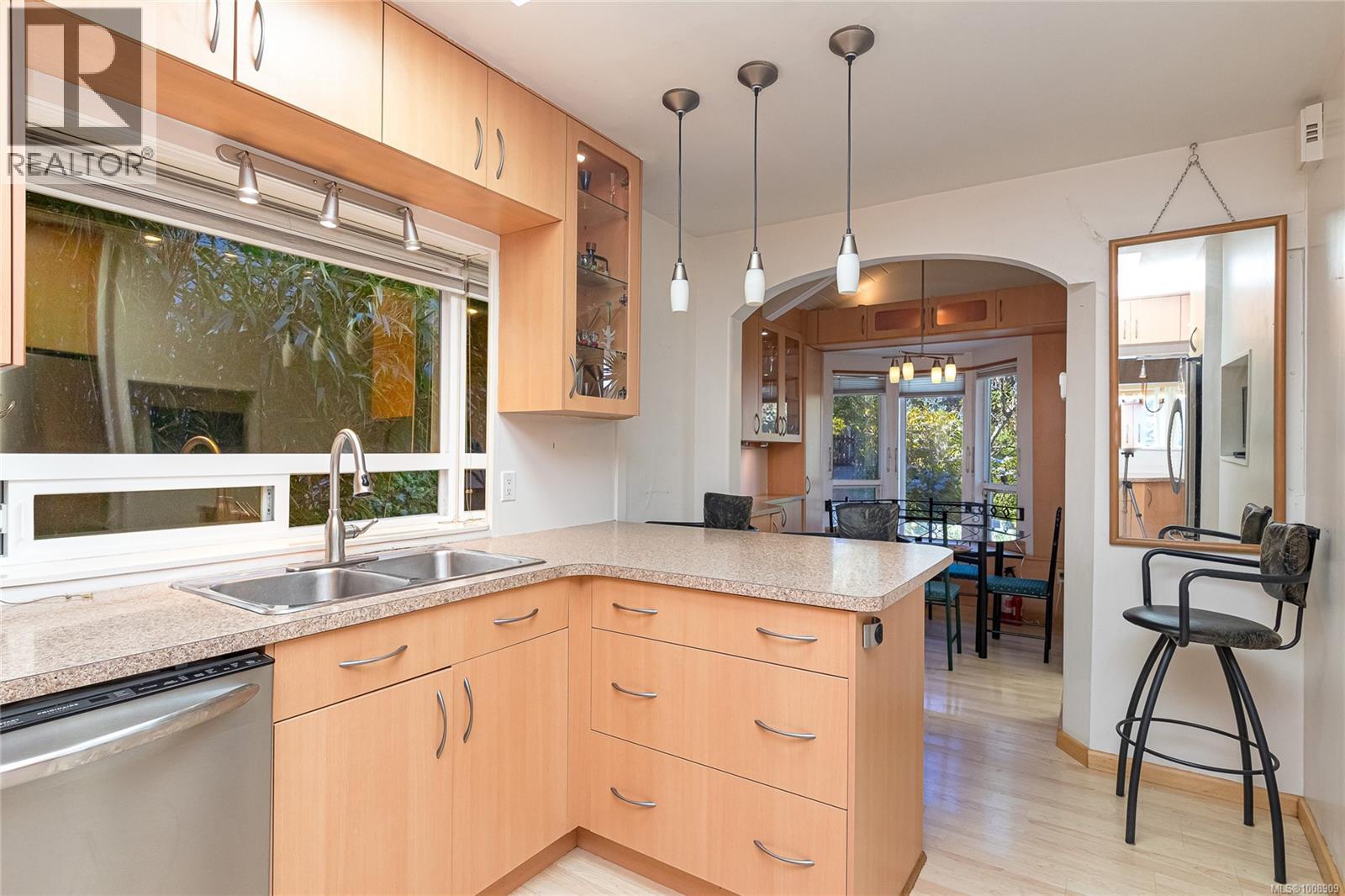Photo 16 of 157 Robertson St, Victoria BC