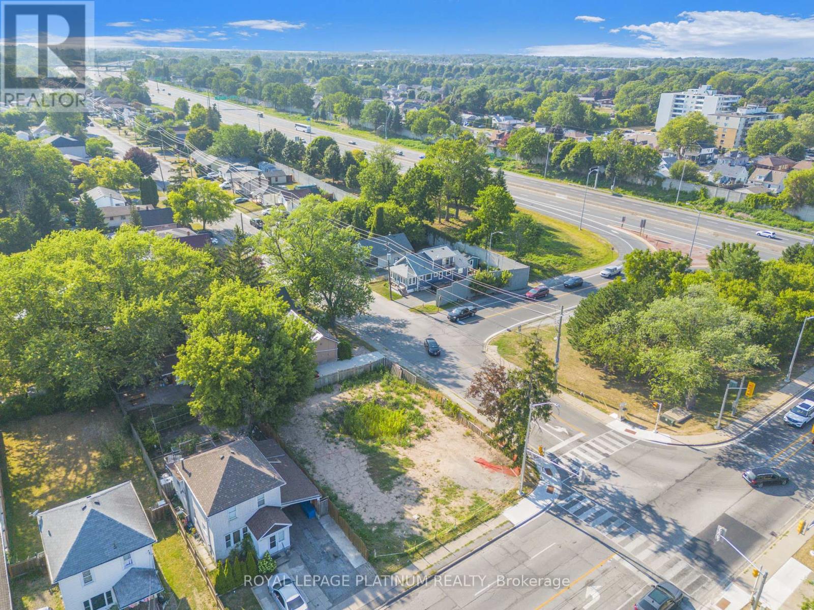 Photo 4 of 5475 Drummond Road, Niagara Falls ON